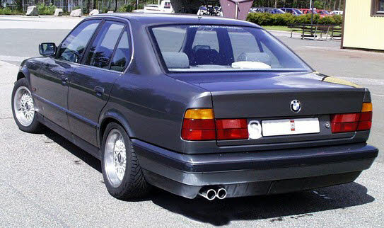 5-serie BMW E34 met Simons uitlaat